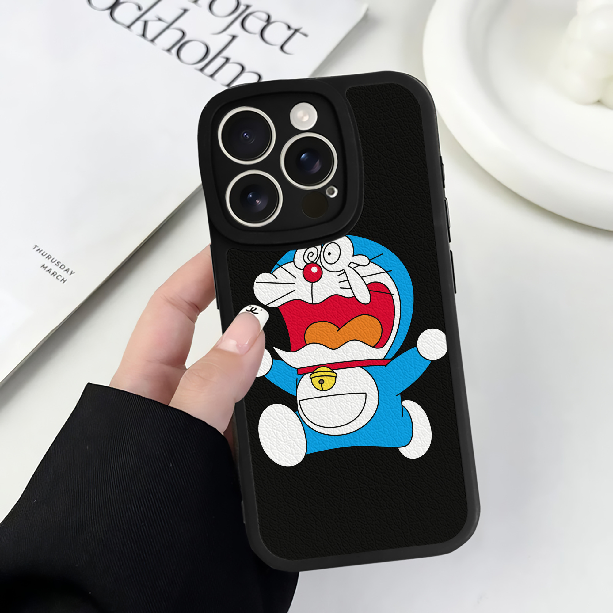 （画像用） ドラえもん Doraemon 【iPhone 16シリーズ対応】シリコンスマホケース（レザー調） 材質：シリコン
